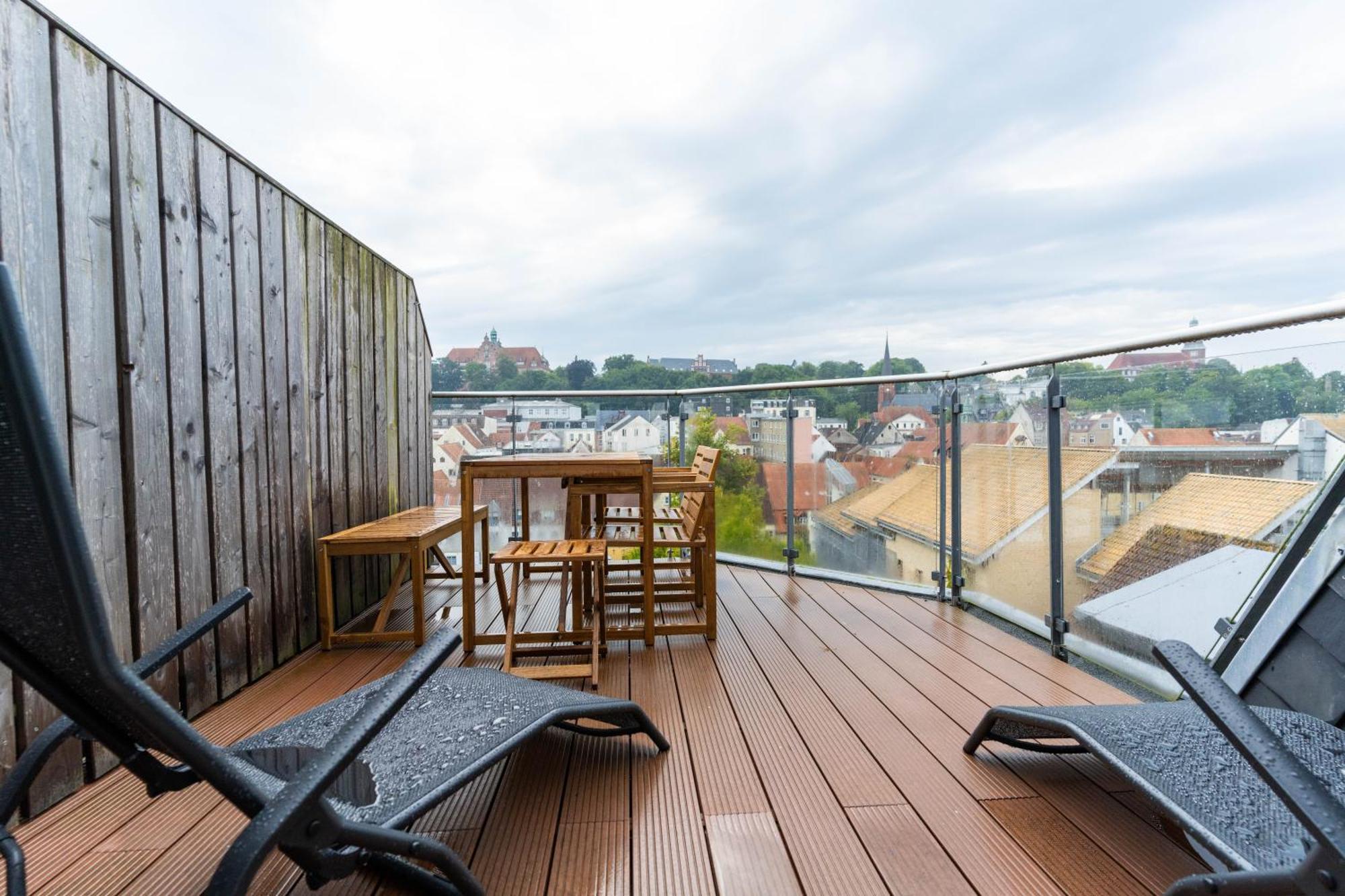 Hafenkoje Mit Blick Ueber Hafen Und Altstadt Flensburg Zewnętrze zdjęcie